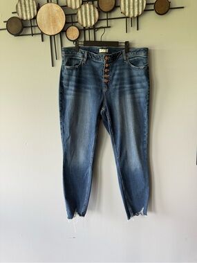 Maurices Medium Blue Cropped Button-Fly Jeans size 18